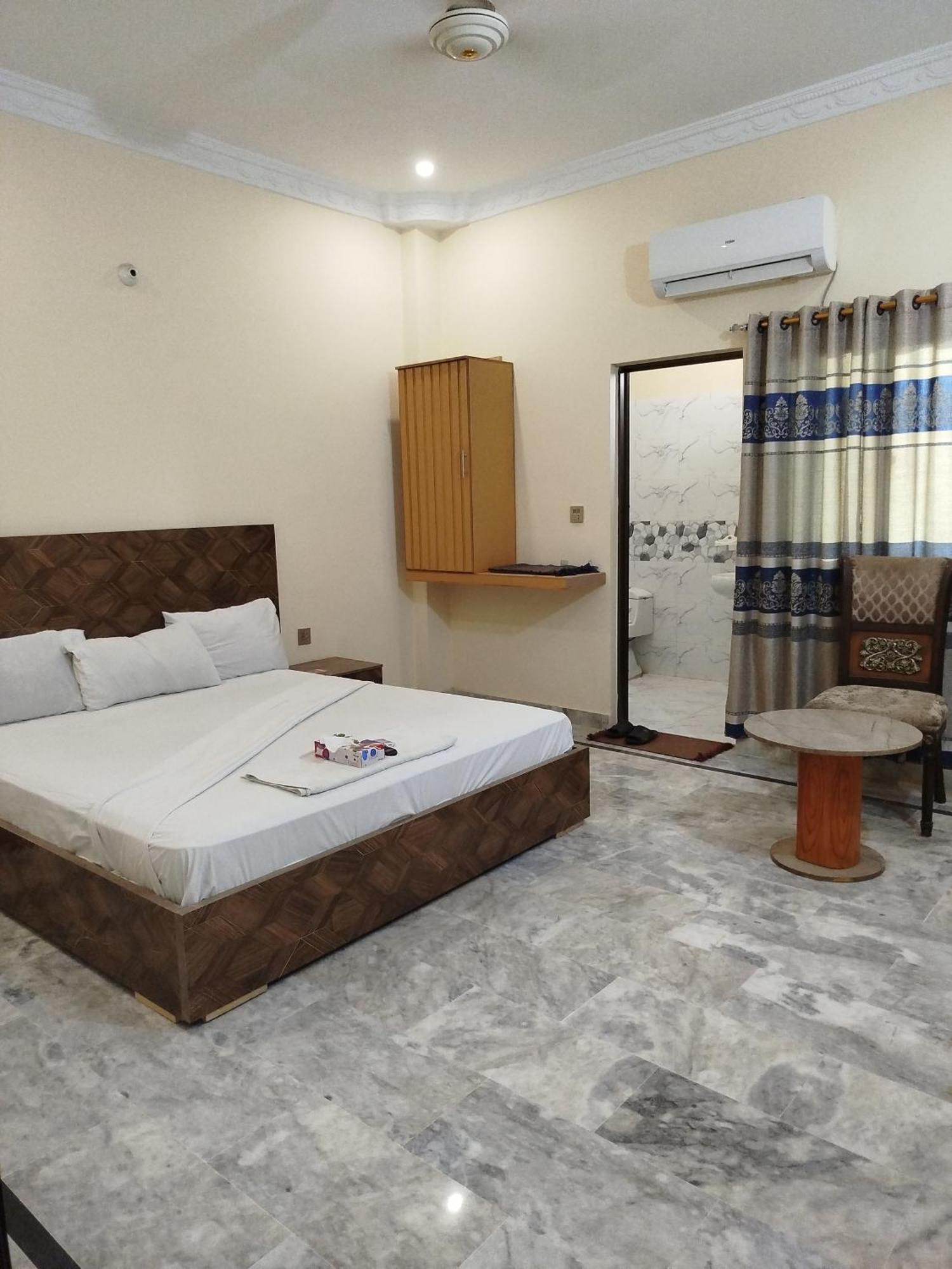 Hotel Crown Plaza, Near Karachi Airport, Darul Sehat Hospital, Dow, Agha Khan And Liaqat Hospital Exterior photo