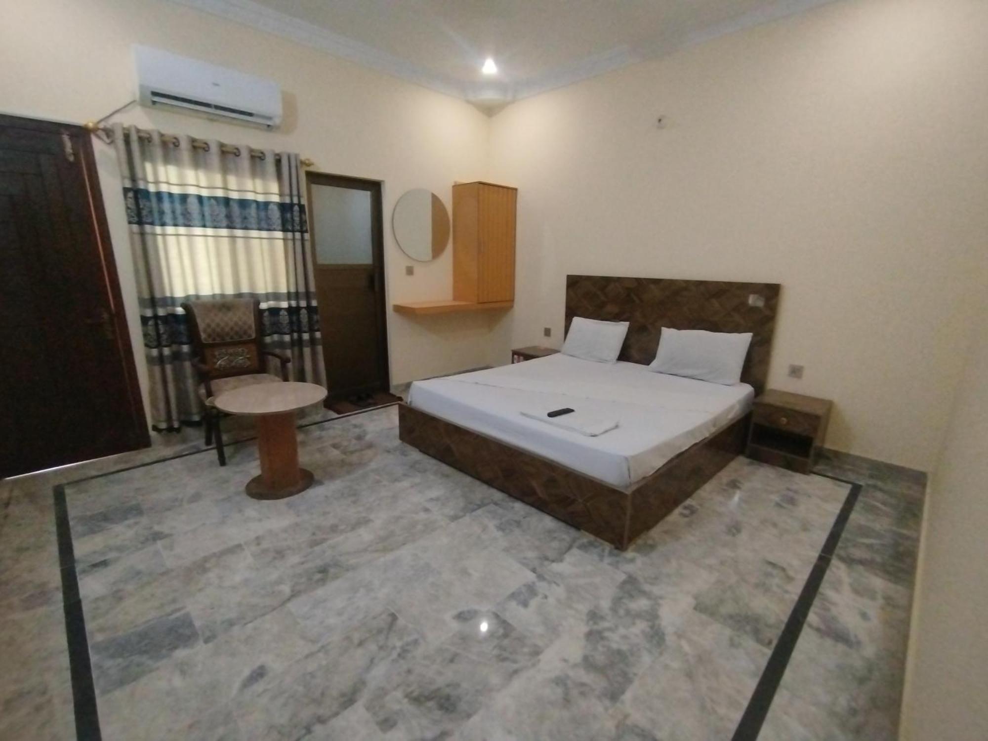 Hotel Crown Plaza, Near Karachi Airport, Darul Sehat Hospital, Dow, Agha Khan And Liaqat Hospital Exterior photo