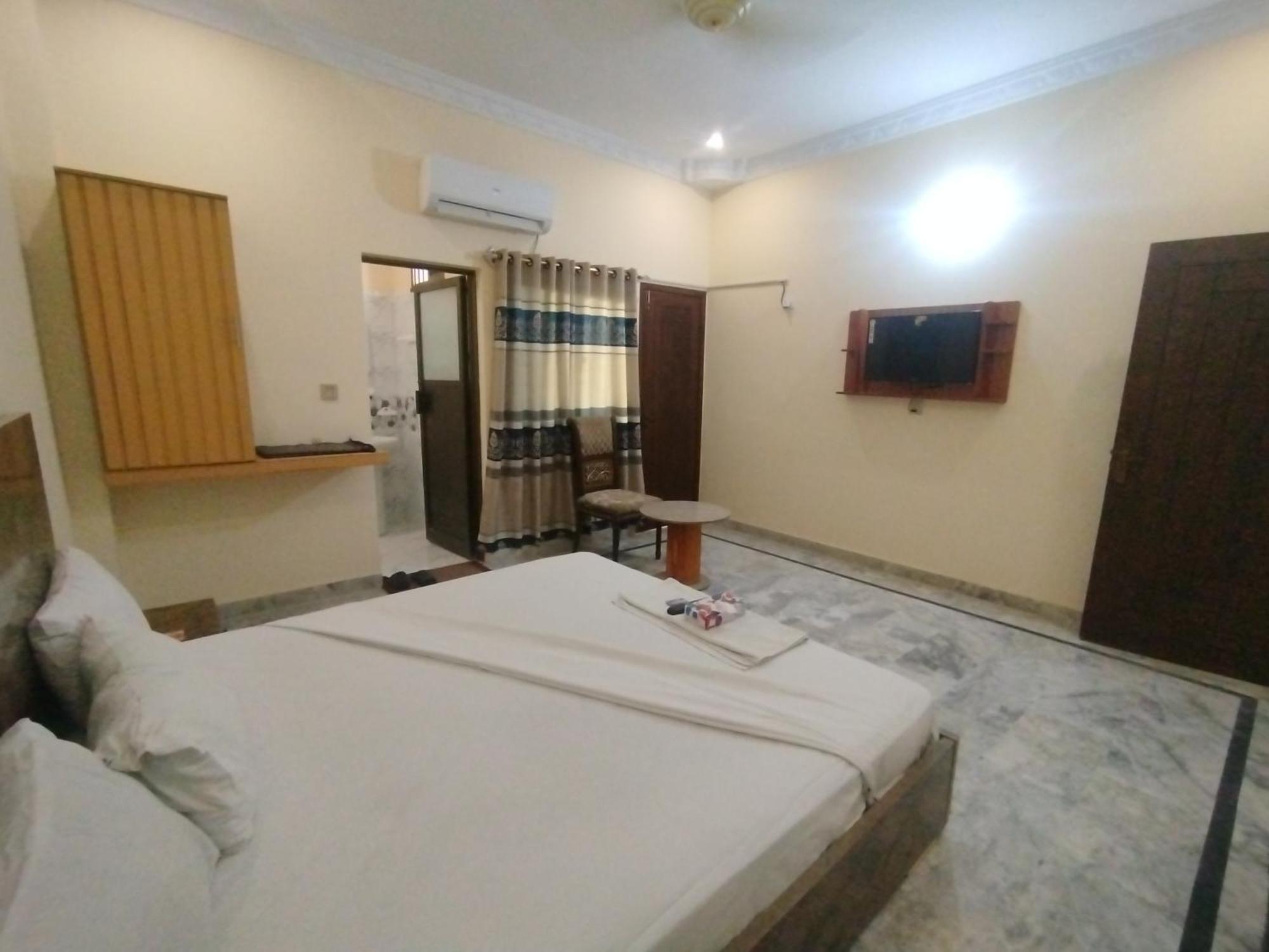 Hotel Crown Plaza, Near Karachi Airport, Darul Sehat Hospital, Dow, Agha Khan And Liaqat Hospital Exterior photo