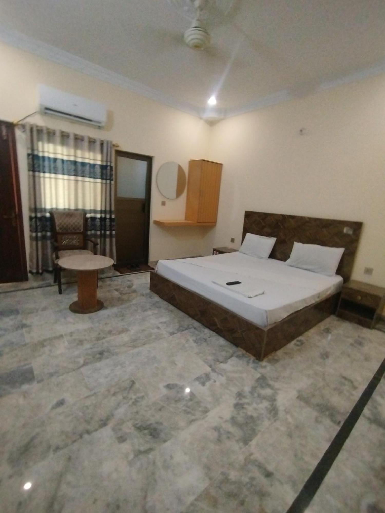 Hotel Crown Plaza, Near Karachi Airport, Darul Sehat Hospital, Dow, Agha Khan And Liaqat Hospital Exterior photo