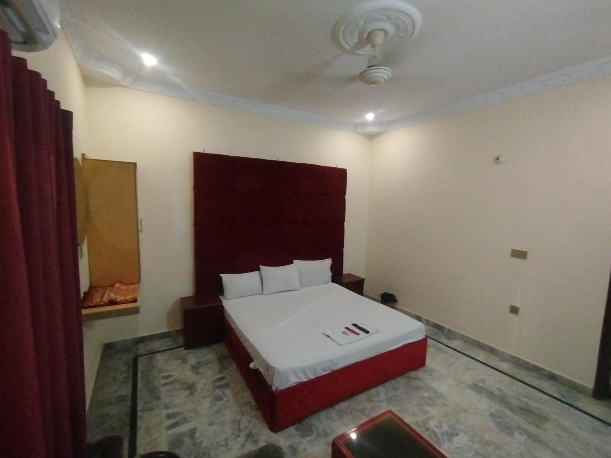 Hotel Crown Plaza, Near Karachi Airport, Darul Sehat Hospital, Dow, Agha Khan And Liaqat Hospital Exterior photo