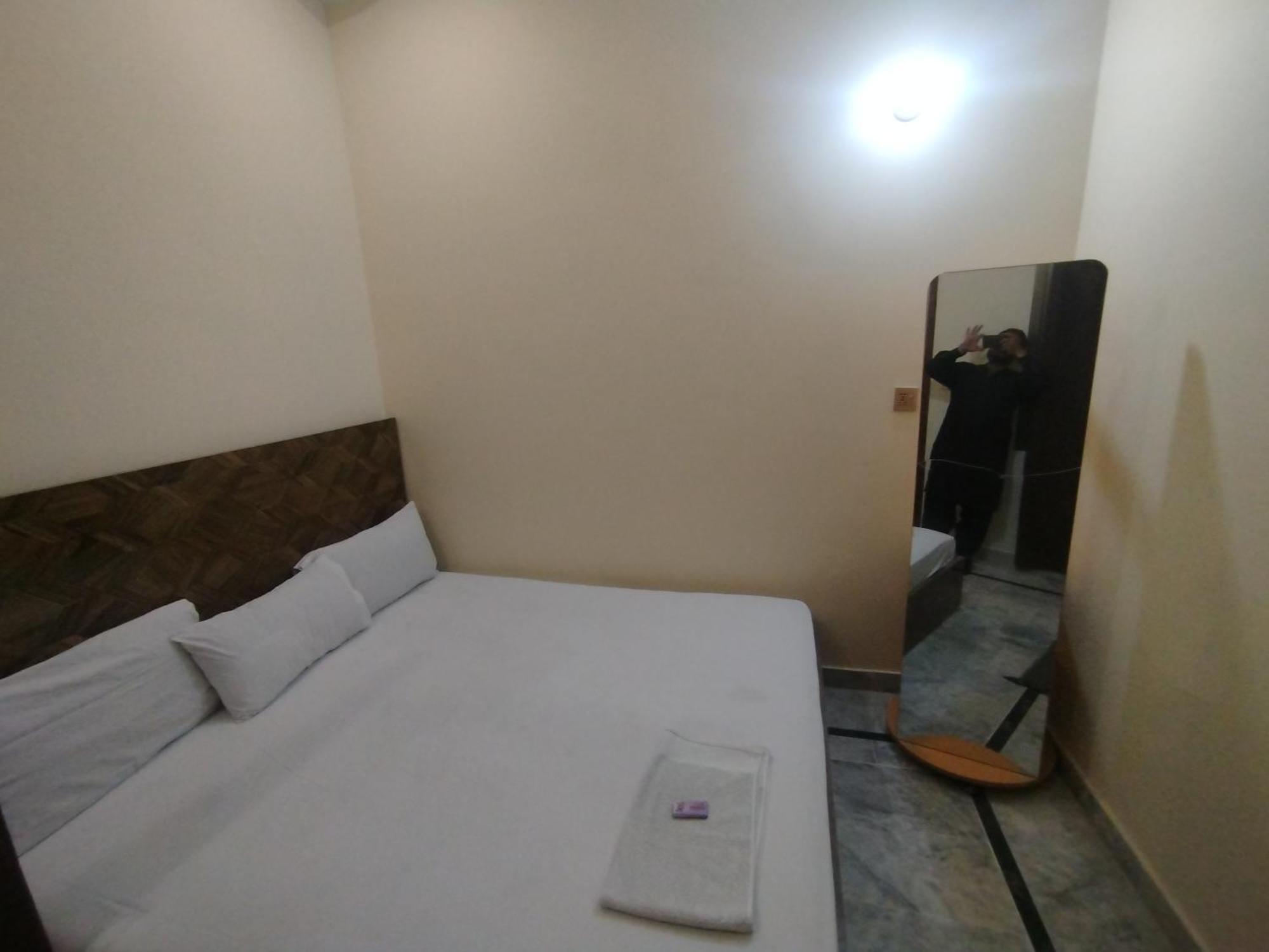 Hotel Crown Plaza, Near Karachi Airport, Darul Sehat Hospital, Dow, Agha Khan And Liaqat Hospital Exterior photo